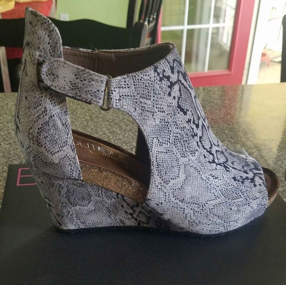 Corky Sandal - Sunburst Black/Snake Sandal - Size 10 - Picture 2 of 5